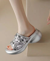 Modische Sandalen mit Pailletten und Plateausohle aus atmungsaktivem Mesh in Silber